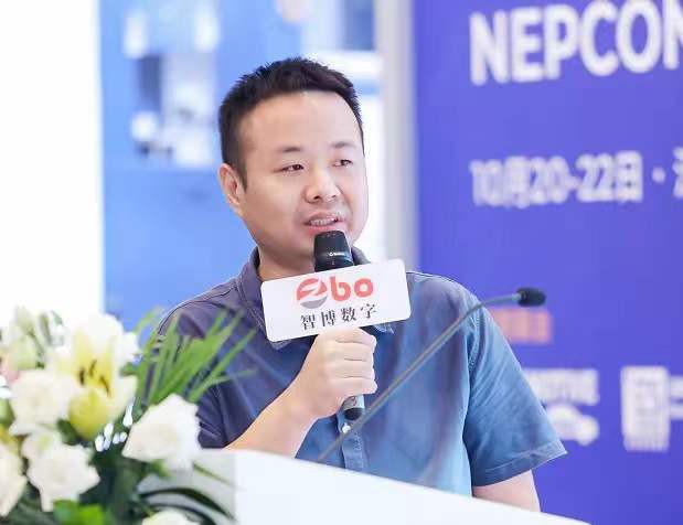 Būti stipriausiomis protingų paslaugų robotų smegenimis